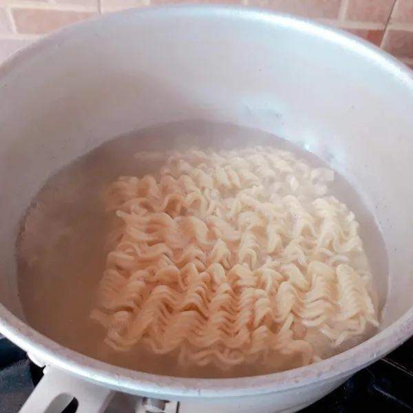 Rebus mie ke dalam air mendidih selama 3 menit. tiriskan.