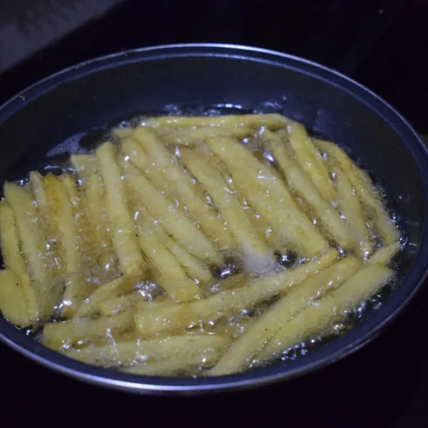 Ketika steak sudah matang, ganti goreng kentang sampai matang juga.