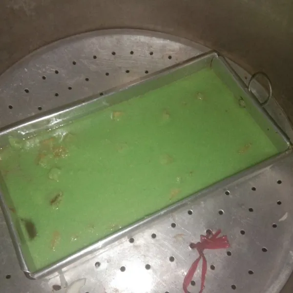 Tuang adonan hijau diloyang lalu kukus dan tunggu sampai matang.