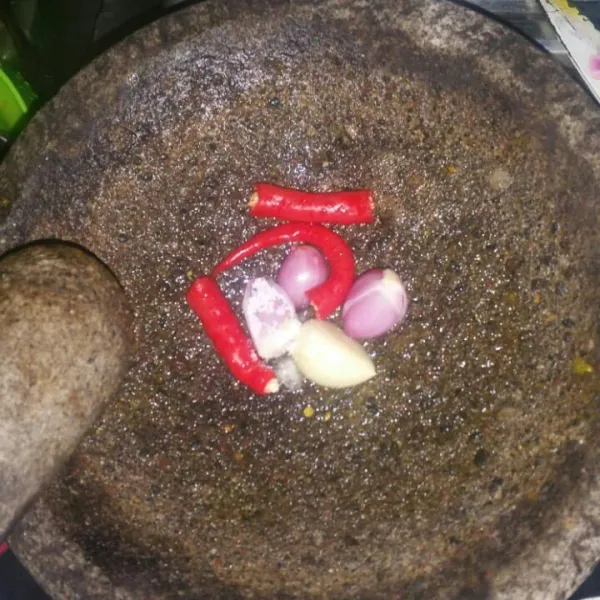Haluskan bawang putih,bawang merah,cabe merah/rawit.