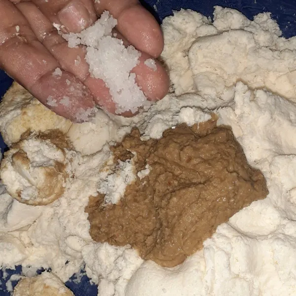 Campurkan singkong yang telah diparut dengan bumbu halus dan garam, aduk rata dan uleni adonan.