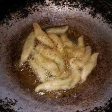 Goreng hingga matang dengan api sedang. Lakukan sampai semua adonan habis.