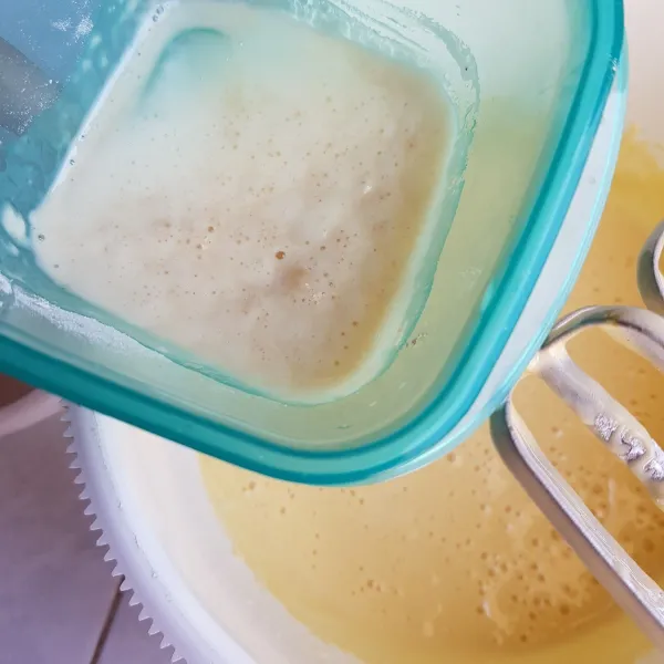 Kemudian masukkan bahan biang, mixer sebentar hingga rata.