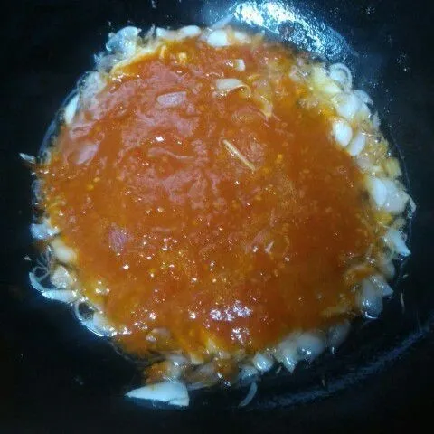 Masukkan bumbu halus dan tumis hingga bumbu matang.