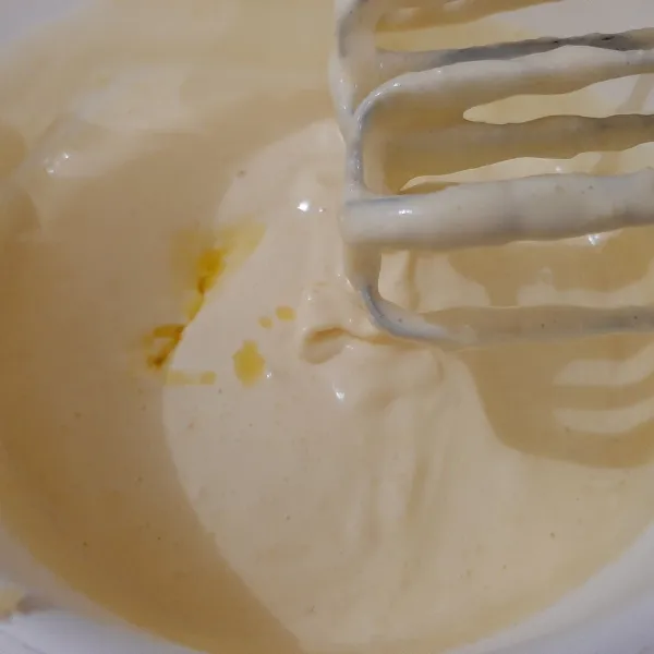 Masukan butter yang sudah dicairkan, mixer.
