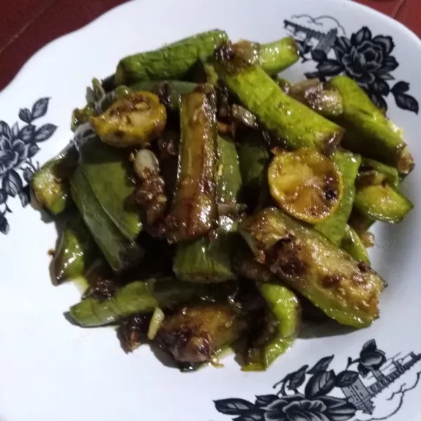 Masukkan terong, aduk hingga rata. Masak sebentar lalu angkat dan siap disajikan.