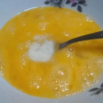 Kocok lepas telur bersama dengan garam dan kaldu bubuk, sisihkan.
