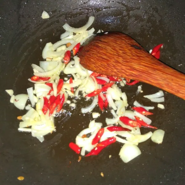 Kemudian panaskan minyak kembali, tumis cabe, bawang putih, dan bombay hingga harum.