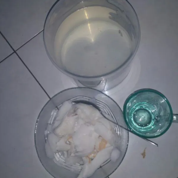 Pilih kelapa yag masih muda lalu pisahkan daging buah kelapa dengan air kelapa.