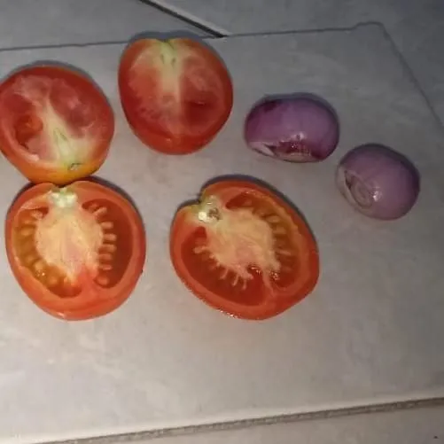 Siapkan bawang merah dan belah dua tomat menjadi 2 bagian.