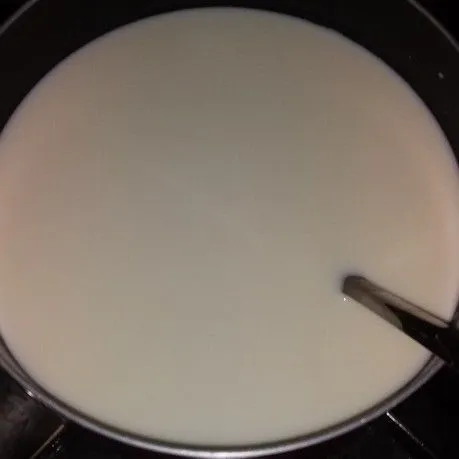 Siapkan panci tuang air, gula, susu bubuk, tepung maizena, susu kental manis, dan garam, aduk rata. Nyalakan api lalu masak hingga mendidih dan kental.