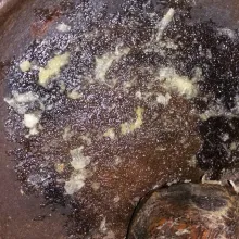 Haluskan bawang putih dan sisihkan.