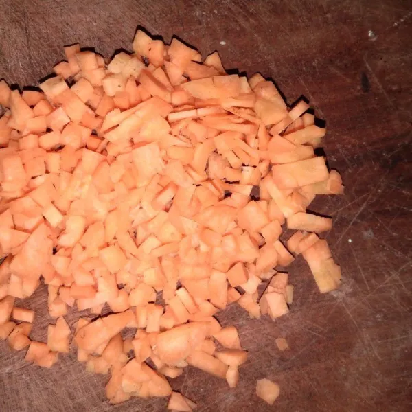 Potong 1 buah wortel kecil-kecil lalu sisihkan.