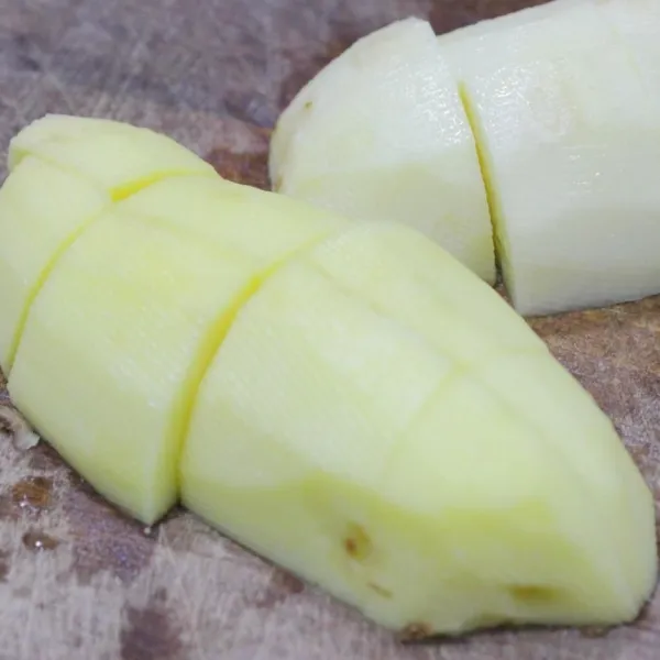 Potong-potong kentang kemudian sisihkan.