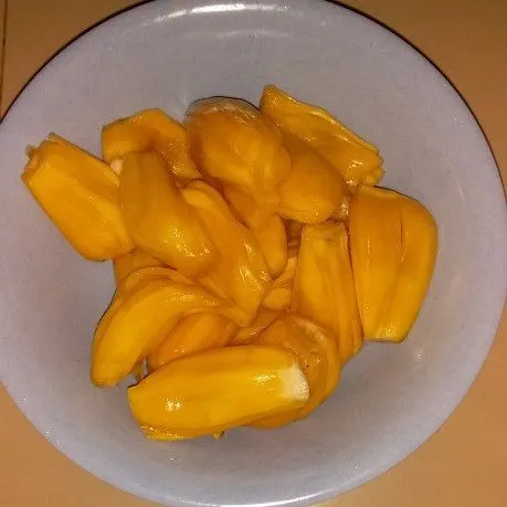 Cuci buah nangka dan pisahkan bijinya.