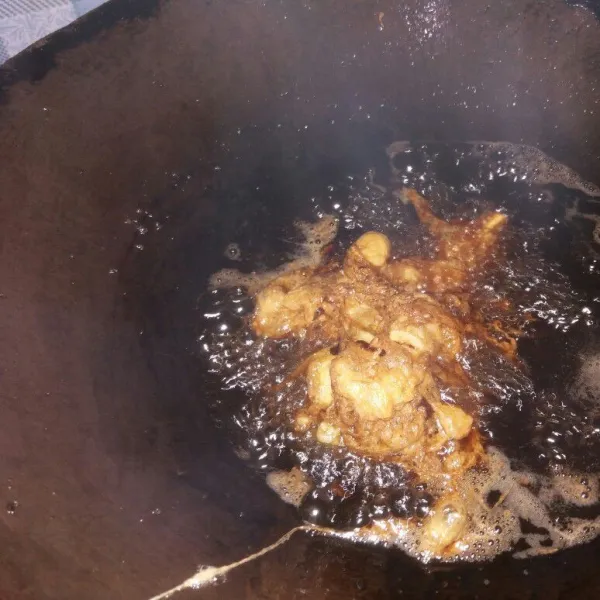 Selanjutnya goreng ayam dengan api panas.