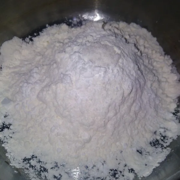 Campur semua bahan kering: tepung terigu, garam, baking soda, baking powder, dan vanila.