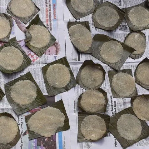 Jemur singkong di terik matahari selama 4 hari.