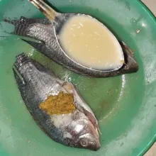 Bersihkan ikan, lumuri dengan garam, air lemon, dan bumbu ikan.