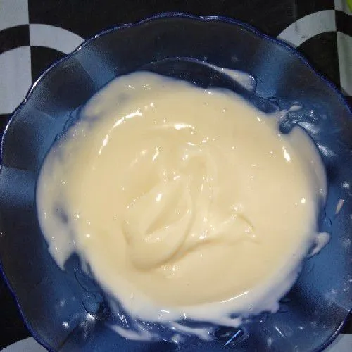 Campurkan mayonaise dan susu kental manis di dalam mangkuk.