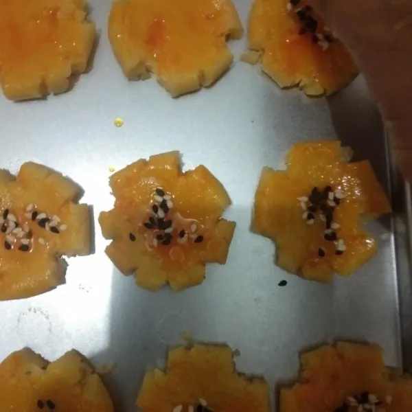 Taburi wijen, lakukan sampai adonan habis.