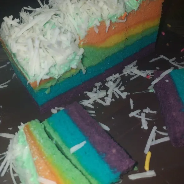 Kemudian hias adonan sesuai selera. Rainbow cake siap dinikmati.