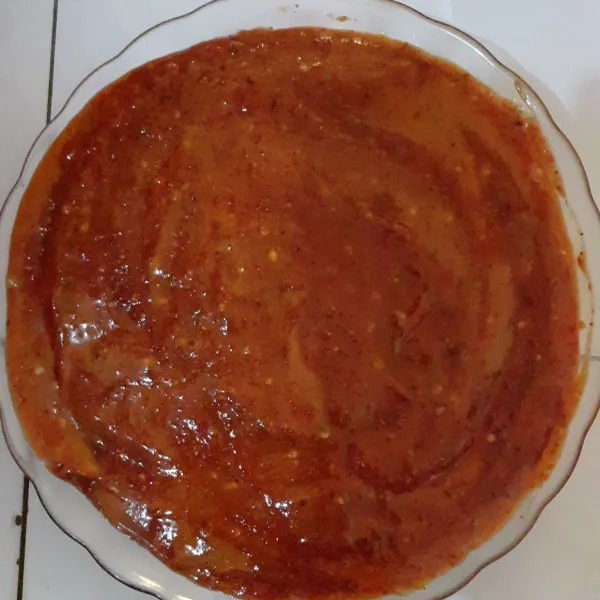 Giling semua bumbu yang disangrai, setelah agak lembut, masukkan gula merah, lalu giling lagi.