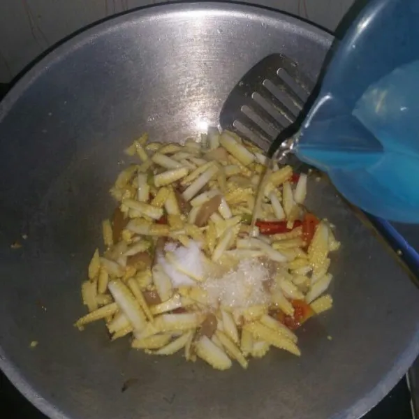 Masukkan garam, gula pasir, dan sedikit air. Masak sampai putren matang. Tes rasa.