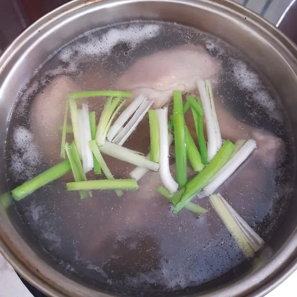 Didihkan 1 lt air dalam panci, kemudian masukkan potongan ayam, jahe geprek, dan daun bawang. Masak ayam selama 45 menit. Buang busa dalam air rebusan.