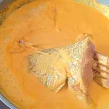 Setelah santan mendidih masukkan kepala ikan, aduk-aduk pelan agar kuah tidak pecah.