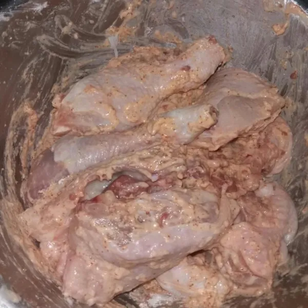 Aduk hingga merata ke seluruh ayam. Diamkan selama 15-20 menit.