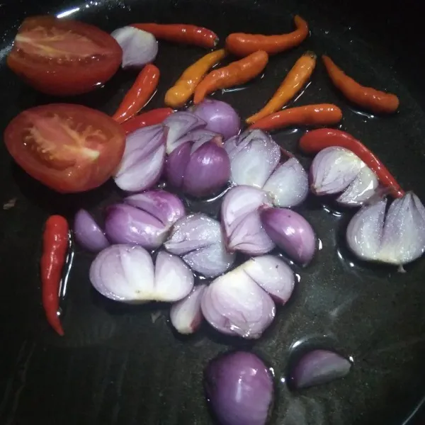 Goreng bawang merah, cabe rawit dan tomat hingga setengah matang, angkat dan tiriskan.