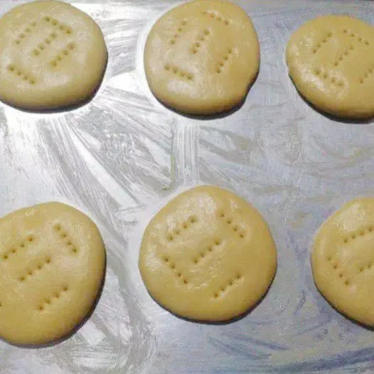 Setelah di istirahatkan, tusuk adonan dengan garpu.