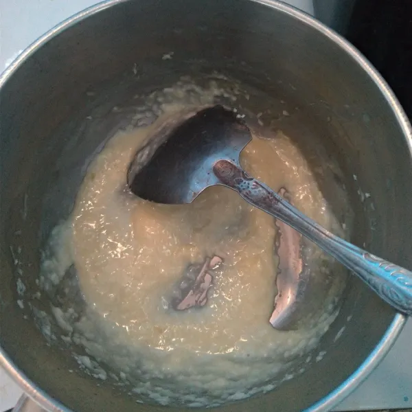 Berikut ini krim keju yang sudah mengental, bagi yang suka smooth bisa disaring.