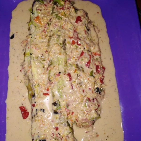 Siramkan bumbu ke atas terong.