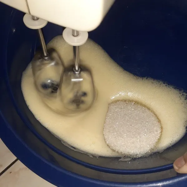 Masukkan gula, kocok terus.