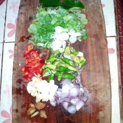 Potong kecil-kecil daun bawang, cabe, bawang merah, dan bawang putih.