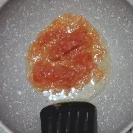 Tumis bumbu yang sudah dihaluskan dengan sedikit minyak. Setelah keluar aroma wanginya, masukkan garam.