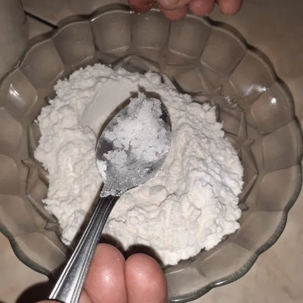 Di wadah yang baru, campurkan tepung terigu dan garam.