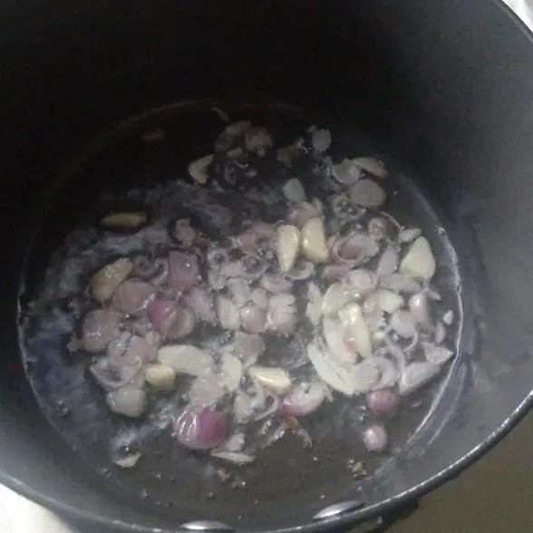 Iris bawang merah dan bawang putih, panaskan wajan kemudian masukkan sedikit minyak goreng. Masak bawang hingga harum.