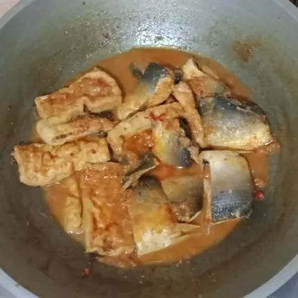 Masak hingga air menyusut. Sajikan saat matang.