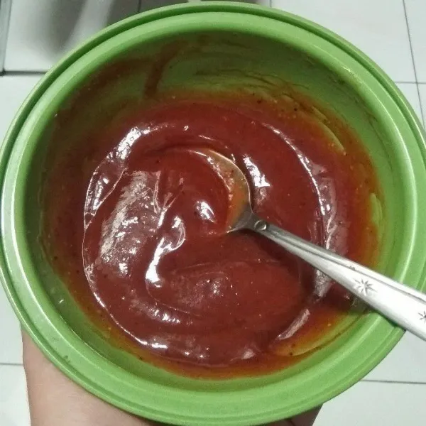 Campurkan semua bahan saus: saus bbq, saus sambal, saus tomat, saus tiram, kecap, gula, lada, dan garam.