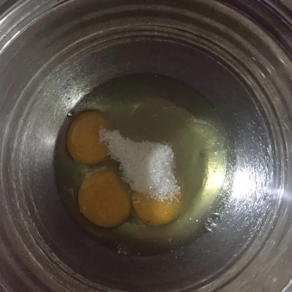 Kocok telur dan gula pasir hingga mengembang.