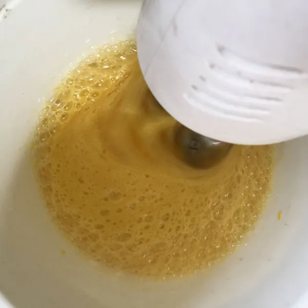 Mixer telur, TBM, dan gula pasir sampai kaku atau busanya hilang.