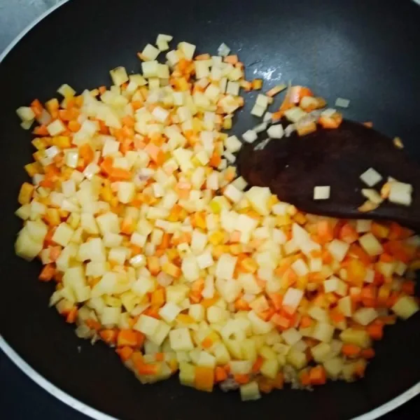 Masukkan wortel dan kentang, tambahkan sedikit air lalu masak hingga 1/2 matang. Tambahkan seledri, daun bawang, lada, garam dan gula lalu aduk rata. Masak hingga matang, sisihkan.