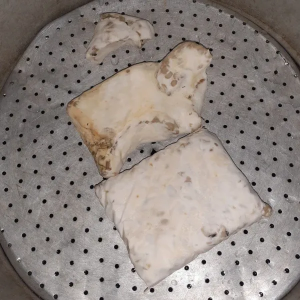 Panaskan panci, kukus tempe hingga lembut.
