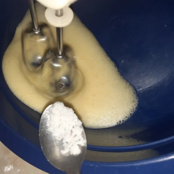 Tambahkan garam, kocok terus.