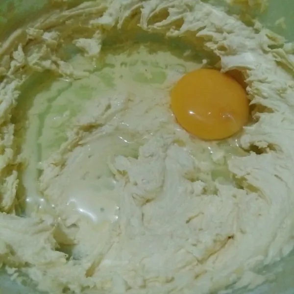 Masukkan 1 butir telur, kocok hingga rata.