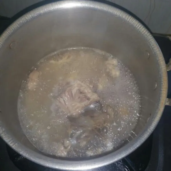 Bersihkan ayam, potong jadi beberapa bagian lalu rebus sekitar 3 menit, buang airnya (rebusan pertama bertujuan untuk menghilangkan kotoran yang mungkin masih menempel pada ayam).