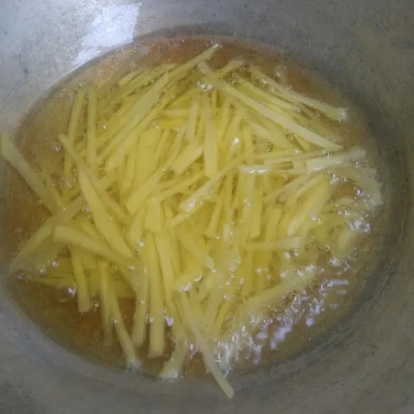 Siapkan wajan dengan minyak yang banyak, goreng kentang hingga garing / kering, sisihkan.